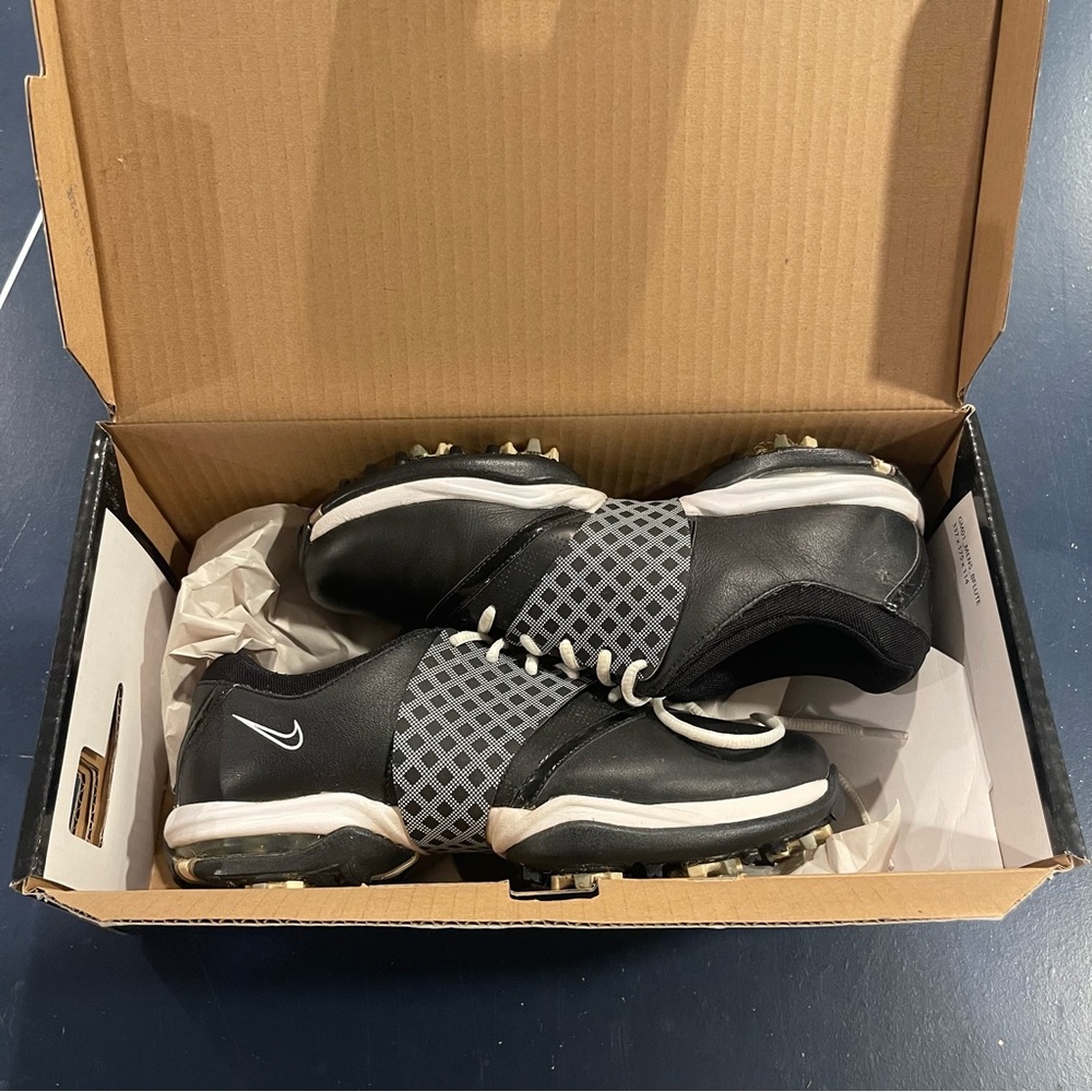 WORN ONCE Nike air Womens Golf shoes, size 7.5 in black and white color.